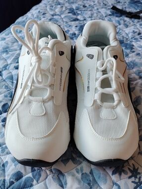 Mens White Athletic Sneakers with Black Accents - Unbranded
